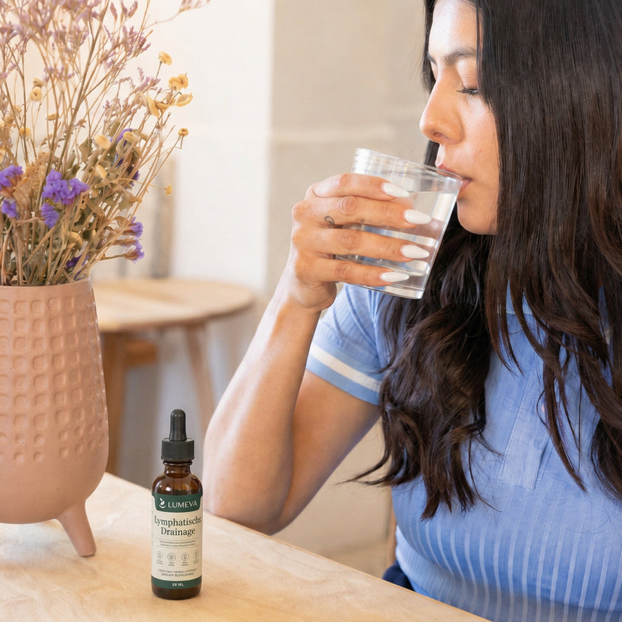 Frau in der Küche mit Lumeva Lymphdrainage-Tropfen